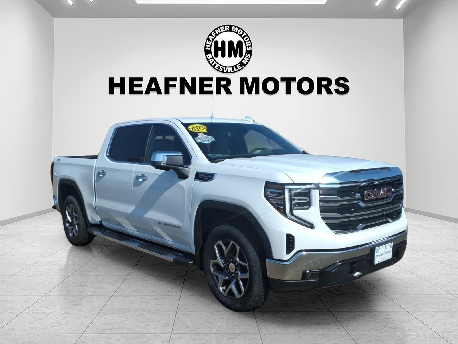 2025 GMC Sierra 1500 SLT Crew Cab 4WD in Summit White — front three-quarter view