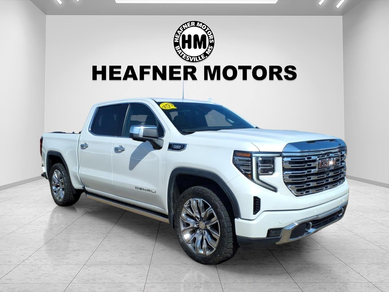 2023 GMC Sierra 1500 Denali Crew Cab Short Box 4WD in White Frost Tricoat — front three-quarter view